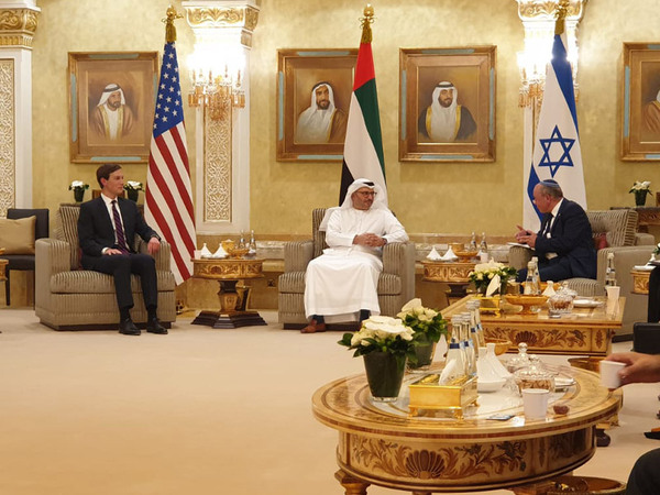 Meir Ben-Shabbat (rechts) und Jared Kushner beim Treffen mit dem Außenminister der VAE, Gargash.